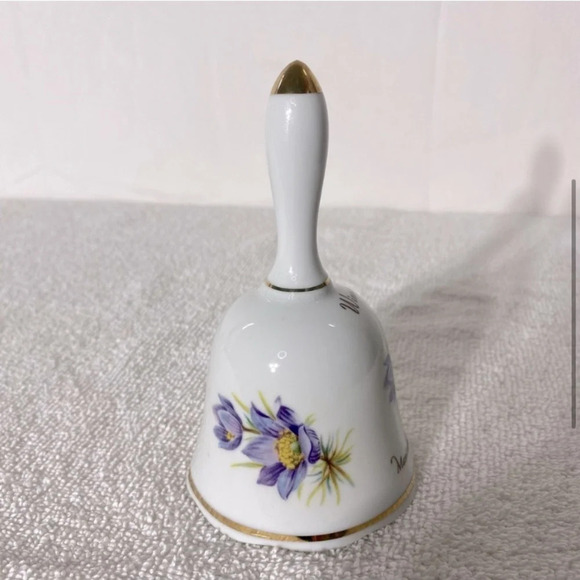 Vintage White Purple Flower With Gold Trim Winnipeg  Ceramic Souvenir Bell - Picture 5 of 10